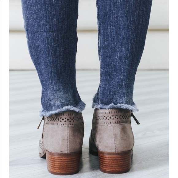 LAST 1🌸 cutout booties tan vegan suede - Picture 4 of 6